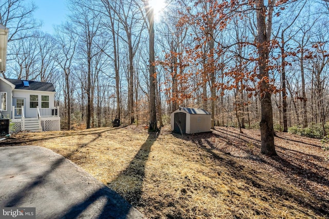 view of yard featuring a storage shed and an outdoor structure