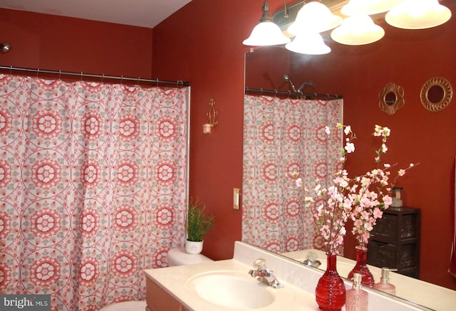 full bath with vanity, toilet, and a shower with curtain