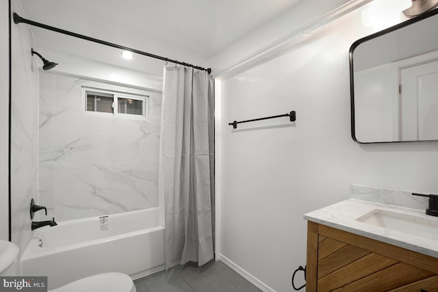 bathroom featuring shower / tub combo, baseboards, vanity, and toilet