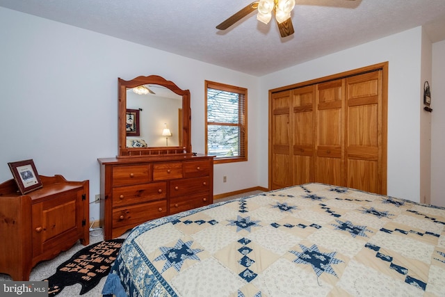 bedroom featuring ceiling fan, a textured ceiling, baseboards, and a closet