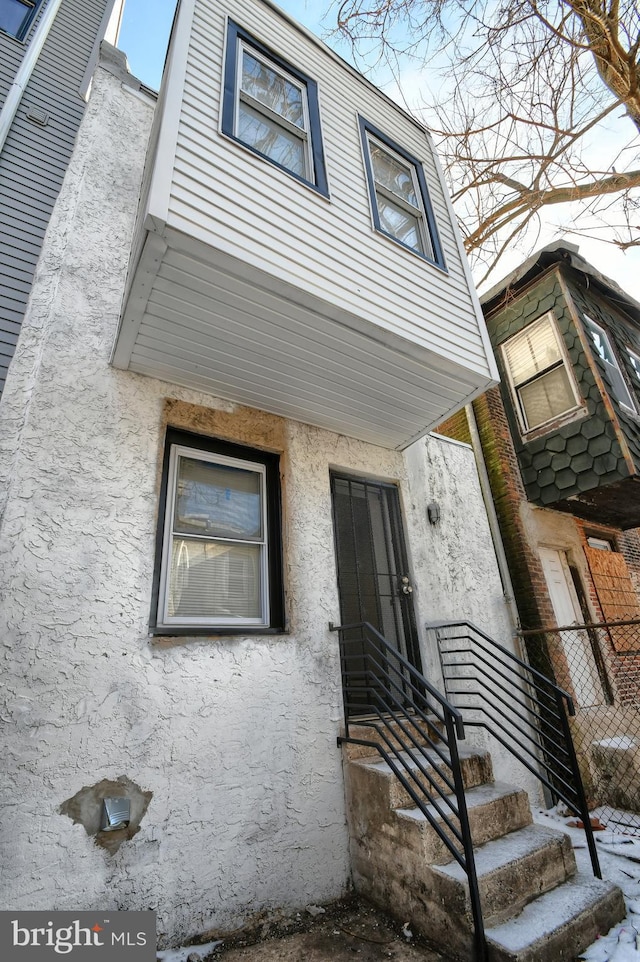 view of front facade featuring stucco siding