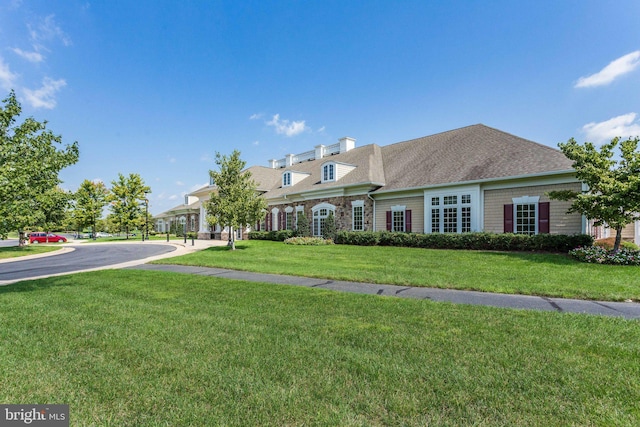 view of front of property featuring a front yard