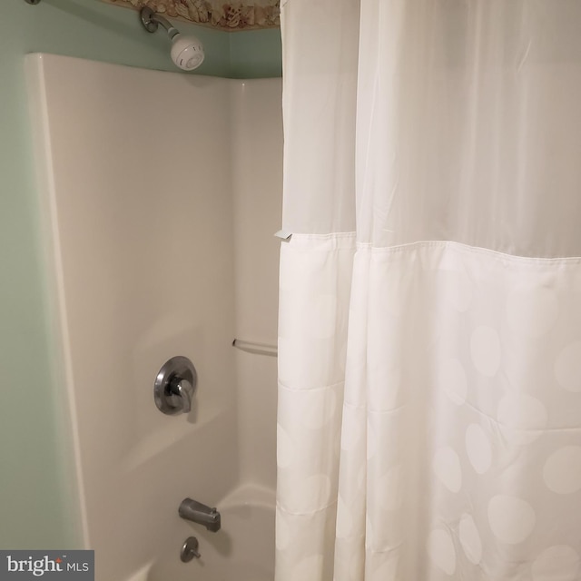 bathroom with shower / tub combo with curtain