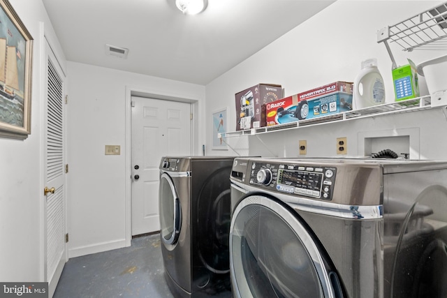 laundry room featuring laundry area, baseboards, visible vents, and independent washer and dryer