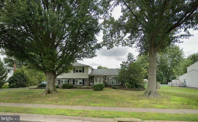 view of front of house with a front lawn