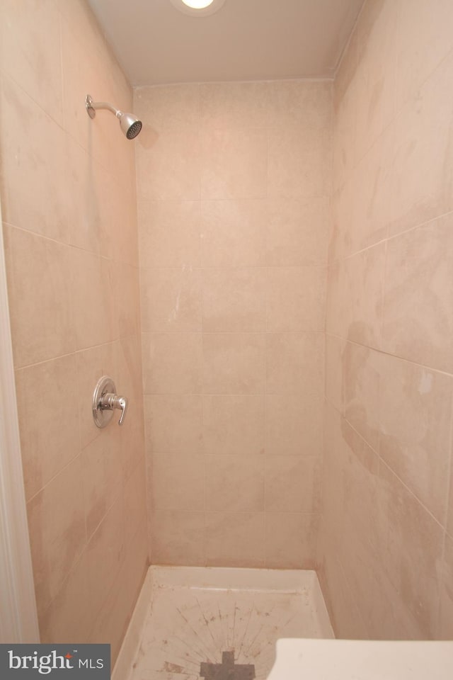 bathroom featuring tiled shower