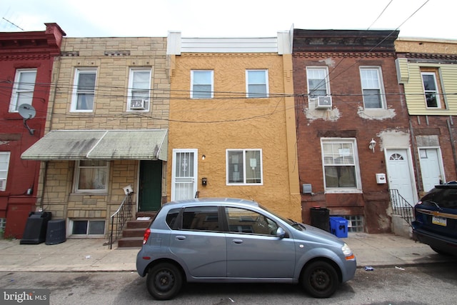 townhome / multi-family property featuring cooling unit