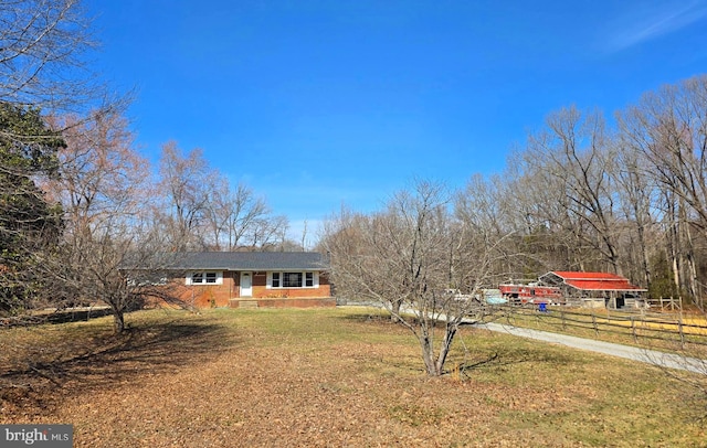 view of front of house featuring a front yard and fence