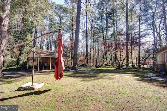 view of yard featuring an outbuilding