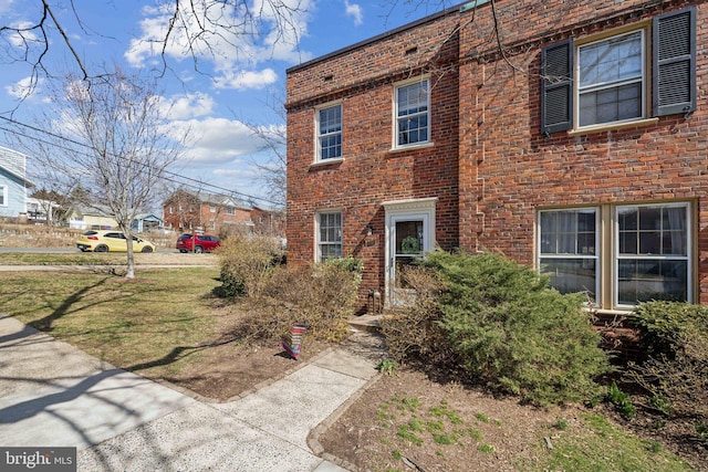 view of front of property featuring brick siding