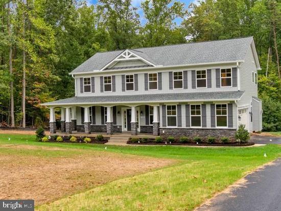 view of front of property featuring a front lawn and a porch