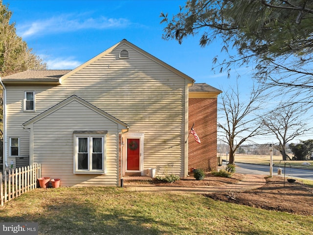 view of front of property featuring fence and a front yard