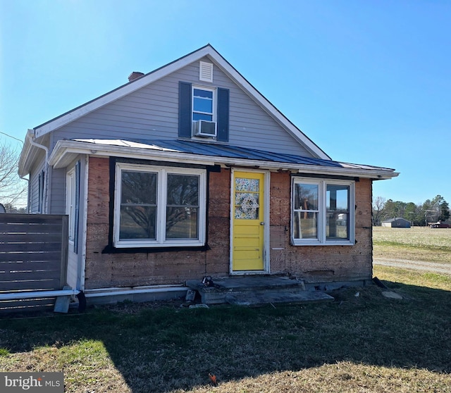 bungalow-style house featuring a front lawn