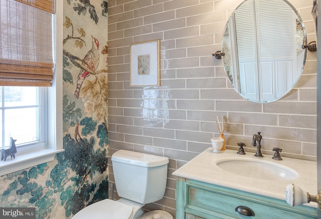 bathroom with toilet, curtained shower, and vanity