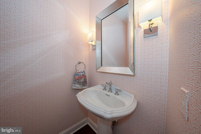 bathroom featuring a sink