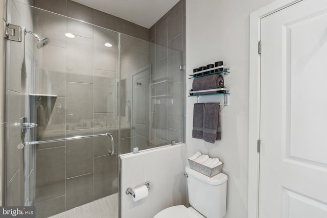 full bath featuring a shower stall and toilet