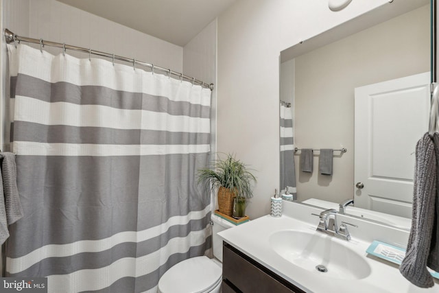 full bath with vanity, a shower with shower curtain, and toilet