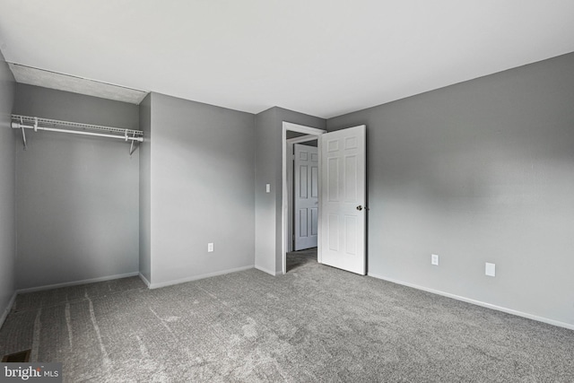 unfurnished bedroom featuring carpet, baseboards, and a closet