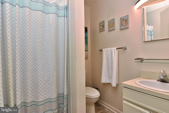 full bathroom featuring toilet, curtained shower, baseboards, and vanity