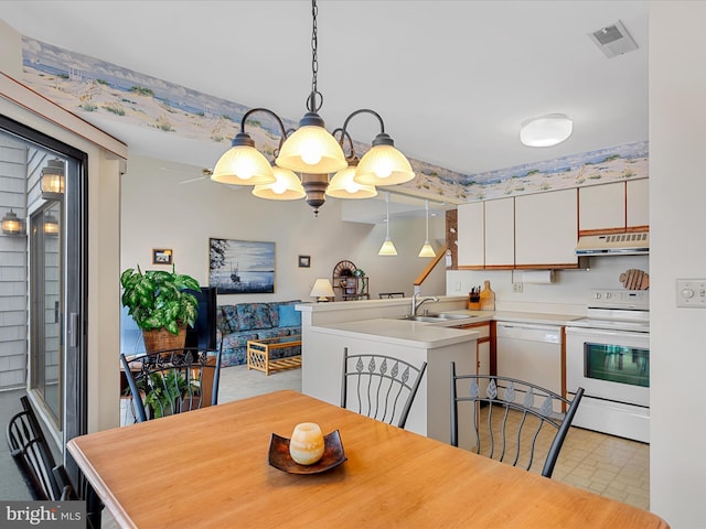 dining area with visible vents and an inviting chandelier