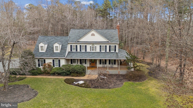 view of front of property featuring a porch, a front yard, and a shingled roof