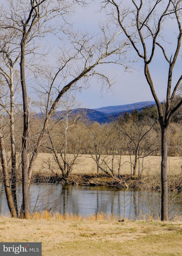 water view with a mountain view