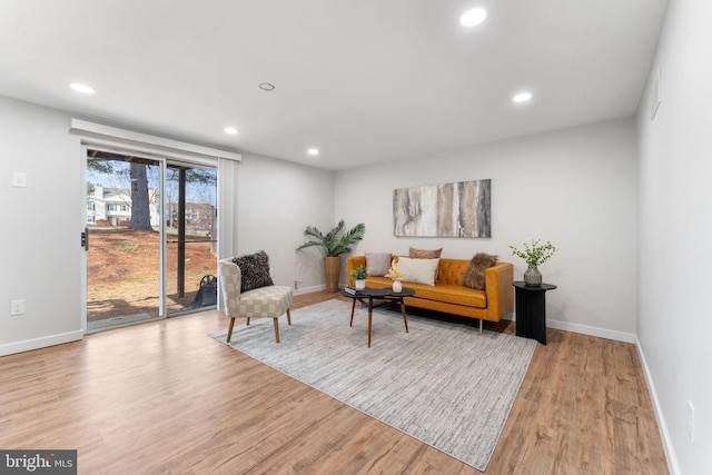 living area featuring recessed lighting, light wood-style flooring, and baseboards