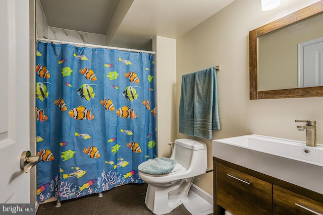 full bath with toilet, vanity, and a shower with shower curtain