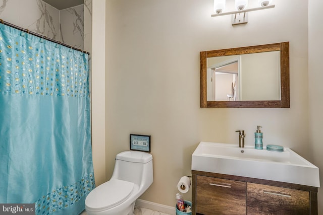 full bath featuring toilet, curtained shower, baseboards, and vanity