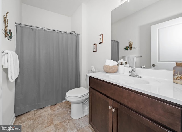 full bath with toilet, a shower with shower curtain, and vanity