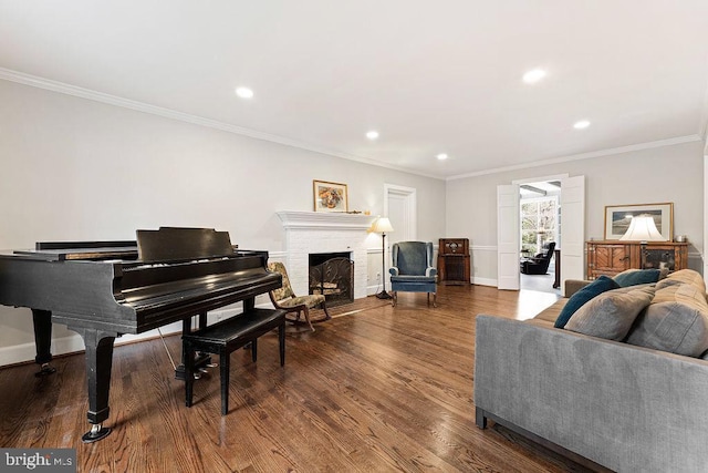 living room featuring a fireplace, recessed lighting, dark wood-style floors, and ornamental molding