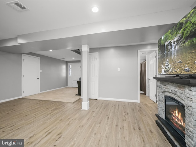 living room with visible vents, recessed lighting, light wood-style floors, a fireplace, and baseboards