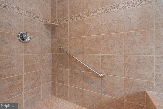 full bath with tiled shower