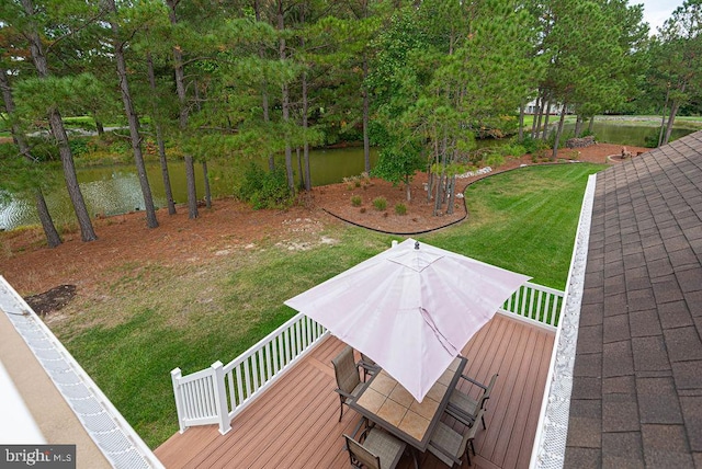 view of yard featuring a water view