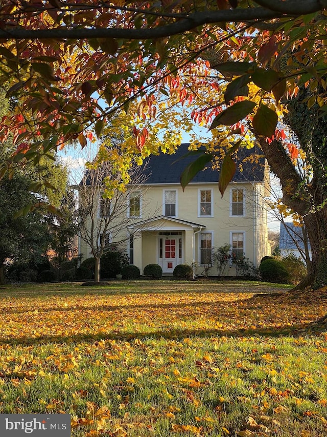 view of front facade with a front lawn