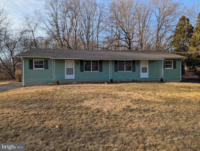 single story home featuring a front lawn