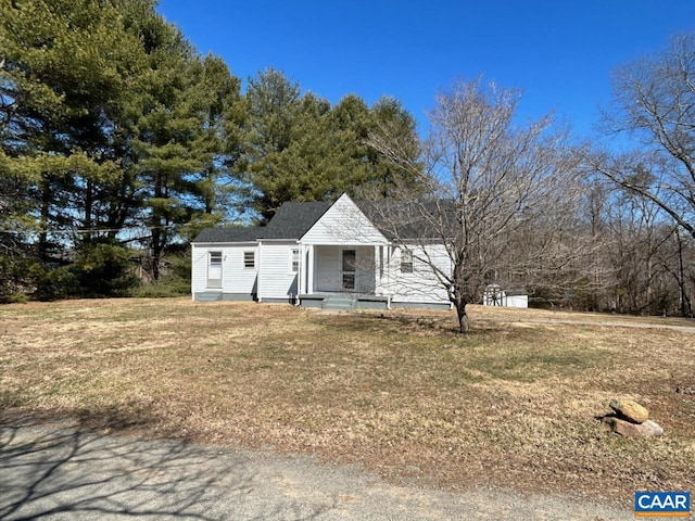 view of front facade featuring a front yard