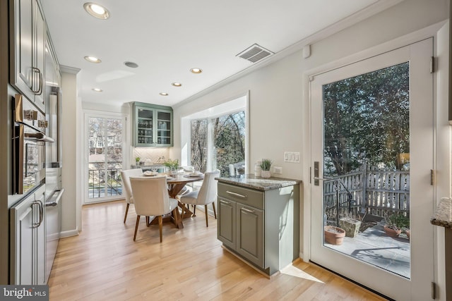 dining area featuring crown molding, recessed lighting, visible vents, and light wood-type flooring