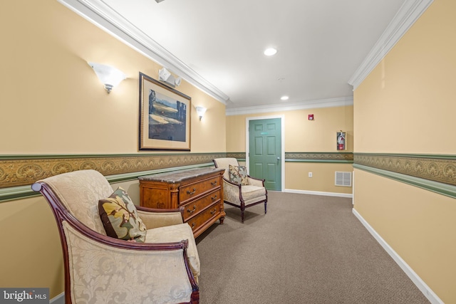 living area with carpet, a wainscoted wall, visible vents, recessed lighting, and crown molding