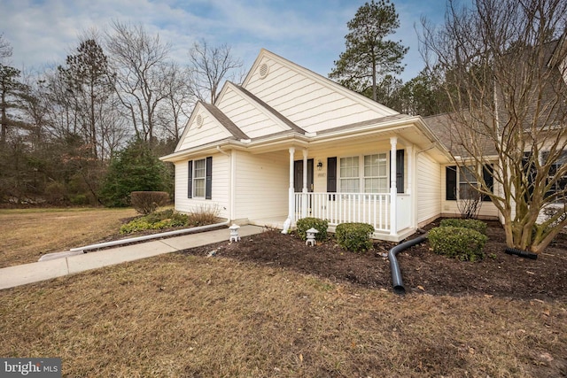 view of front of house featuring a porch and a front lawn