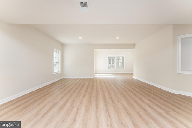 spare room with light wood finished floors, visible vents, recessed lighting, and baseboards