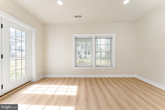 unfurnished room with light wood finished floors, visible vents, recessed lighting, and baseboards