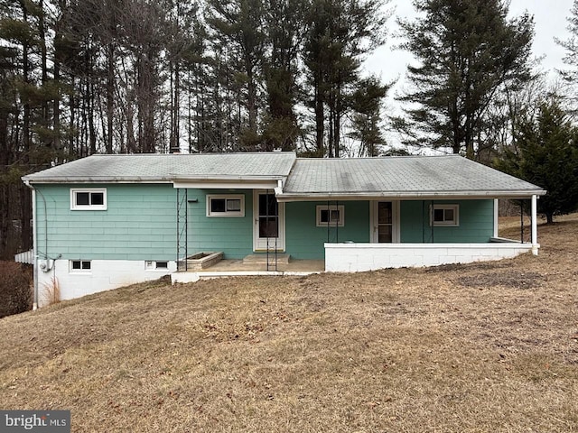 single story home featuring a porch