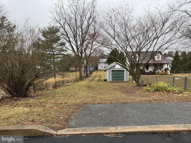 view of yard with an outbuilding and fence