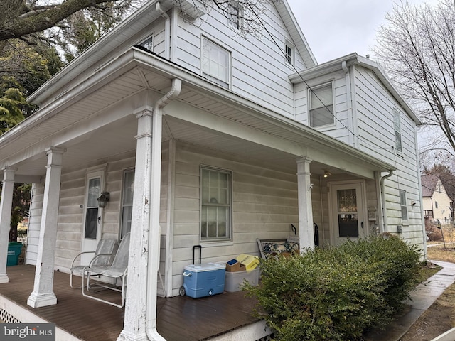 property entrance with covered porch