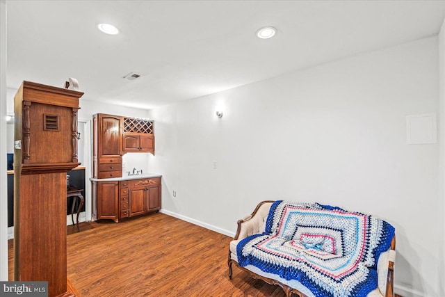 sitting room featuring dark wood finished floors, visible vents, recessed lighting, and baseboards