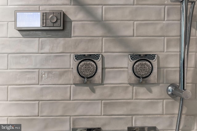 details featuring tiled shower