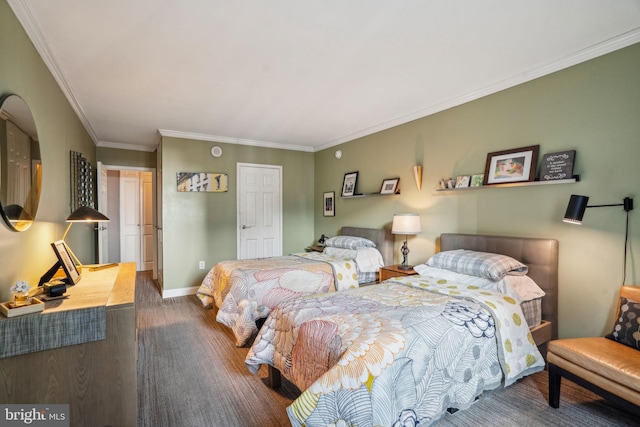 bedroom featuring crown molding, carpet, and baseboards