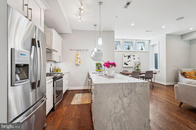 kitchen with visible vents, a peninsula, white cabinets, stainless steel appliances, and dark wood-style flooring