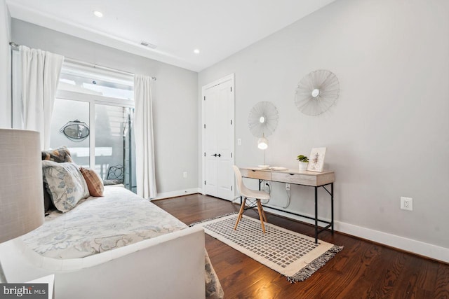 bedroom with recessed lighting, baseboards, visible vents, and dark wood-style flooring